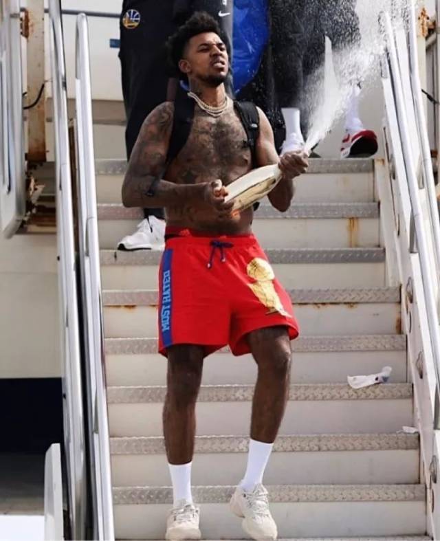 小卡纳瓦罗：在我哥光环下成长压力很大；我始终爱着那不勒斯（小卡纳瓦罗：在兄长光环下成长不易，但我对那不勒斯的爱始终如一）