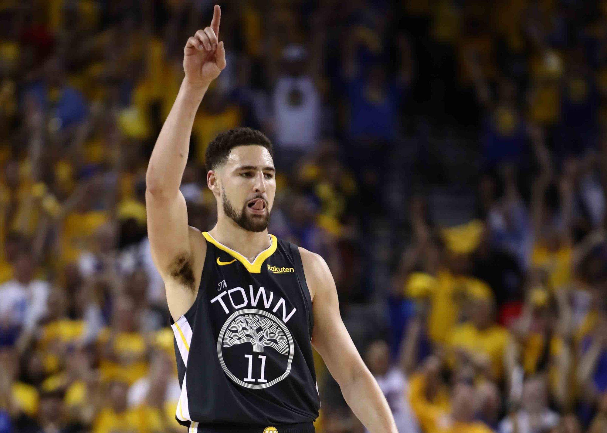 躺着进球，热那亚前锋科隆博在倒地情况下一脚完成破门（倒地卧射破门，热那亚前锋科隆博一脚建功）