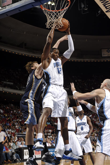 掘金约基奇三双末节爆发（约基奇斩获三双，末节发威助掘金）