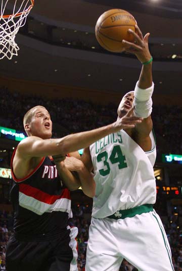 这球员的弹跳太夸张了（这位球员的弹跳逆天）