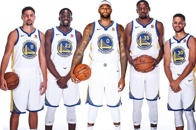 拜仁官方：格纳布里因膝盖问题缺席今日比赛（拜仁通告：格纳布里膝伤无缘今日比赛）